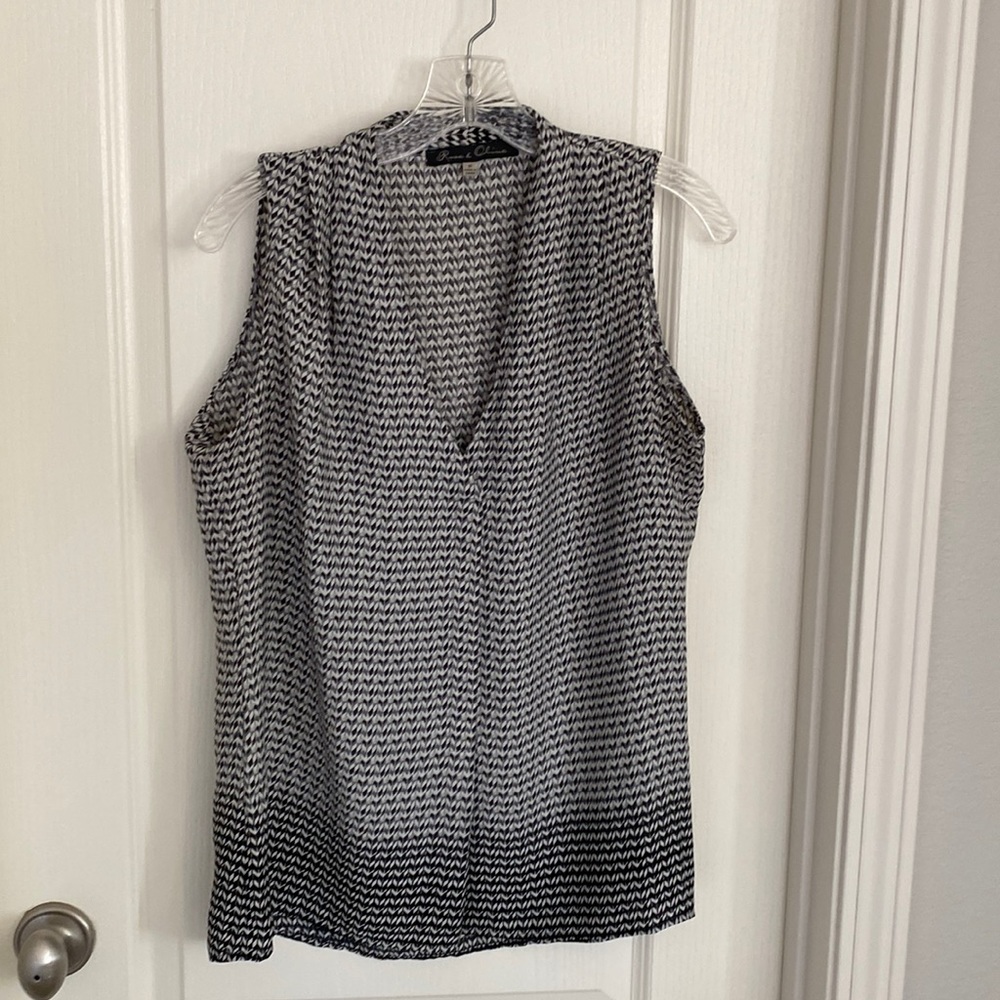 classic sleeveless shell top in hombre grey with v neck